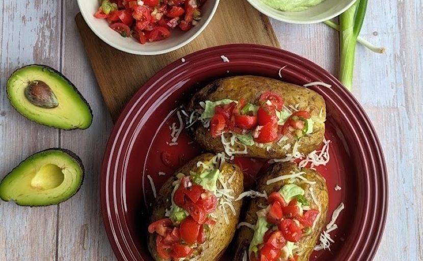 Bagte kartofler med avocadocreme og tomatsalsa Bagte kartofler med avocadocreme og tomatsalsa